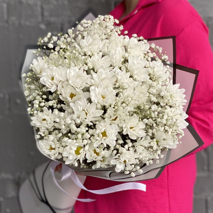 9 белых кустовых хризантем Бакарди с гипсофилой