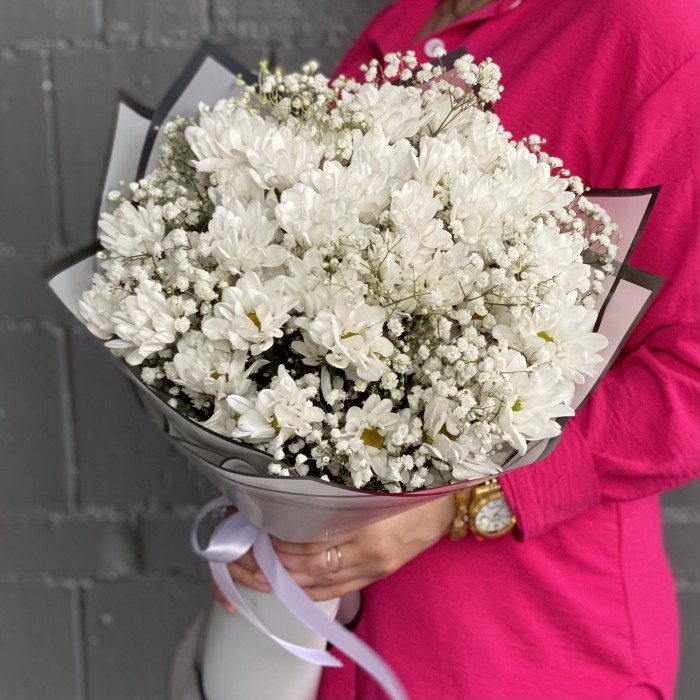 9 белых кустовых хризантем Бакарди с гипсофилой