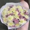 Букет из 51 белой и розовой хризантемы