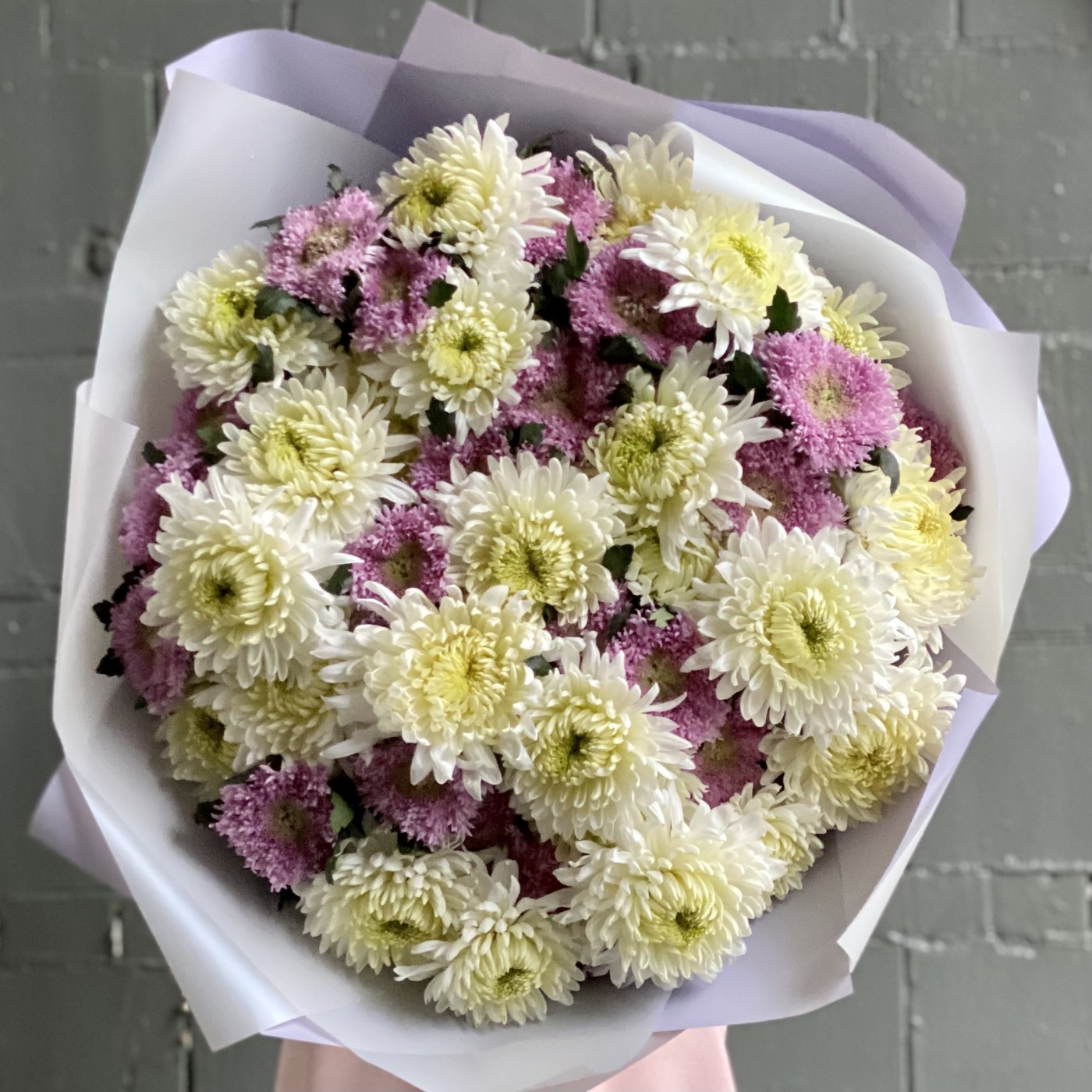 Белые хризантемы в роскошном букете недорого на День Святого Валентина
