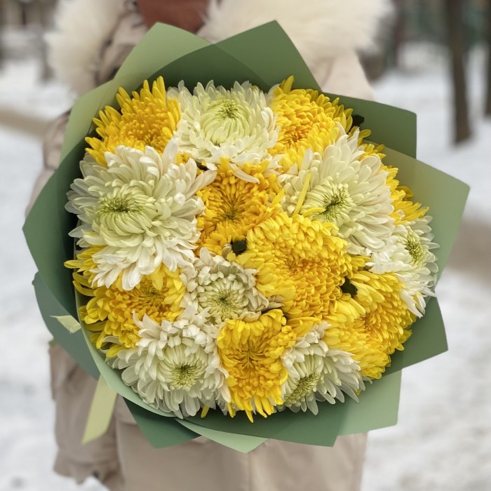 15 белых и жёлтых хризантем