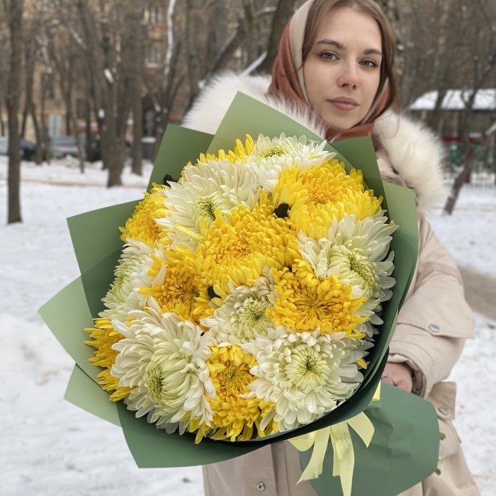 15 белых и жёлтых хризантем