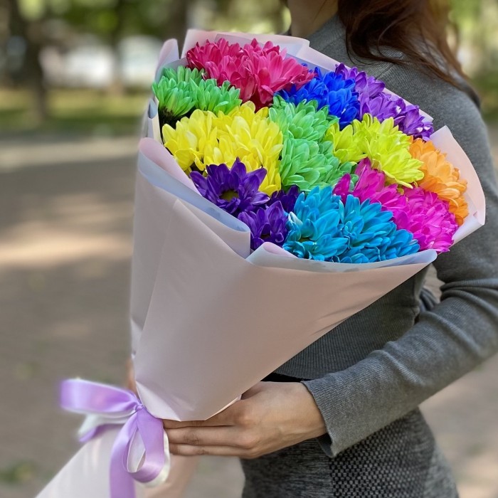 Радужный букет из хризантем