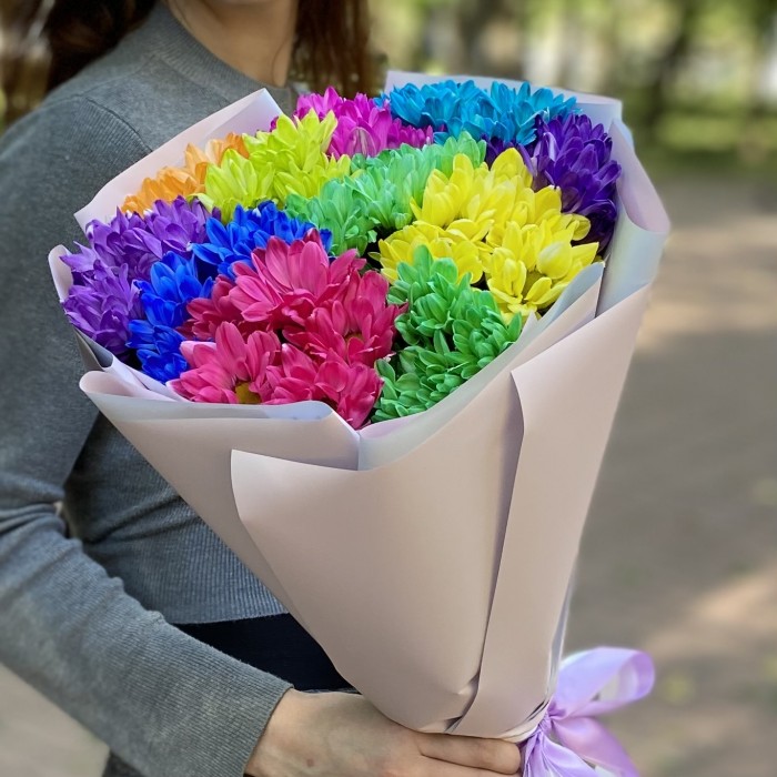 Радужный букет из хризантем