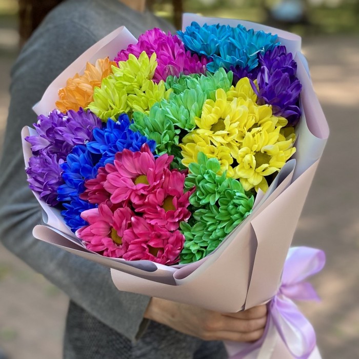 Радужный букет из хризантем