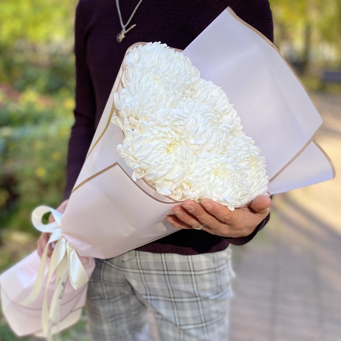 Букет белых крымских хризантем