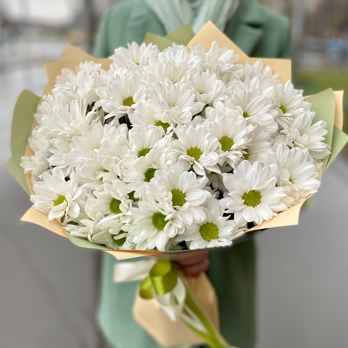 Букет белых кустовых хризантем | доставка по Москве и области