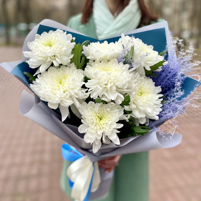 Букет белых хризантем с сухоцветами