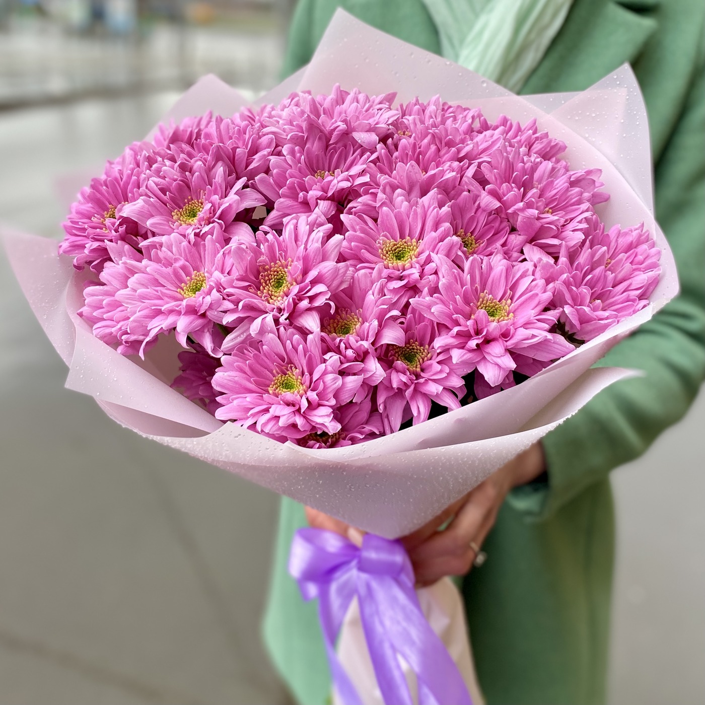 Роскошный букет из розовых хризантем на День Восьмого Марта