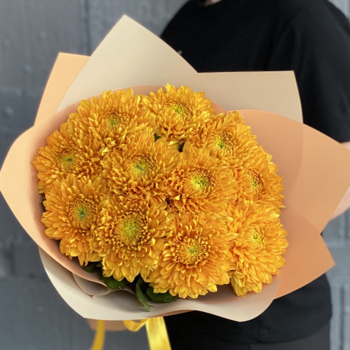 11 оранжевых хризантем