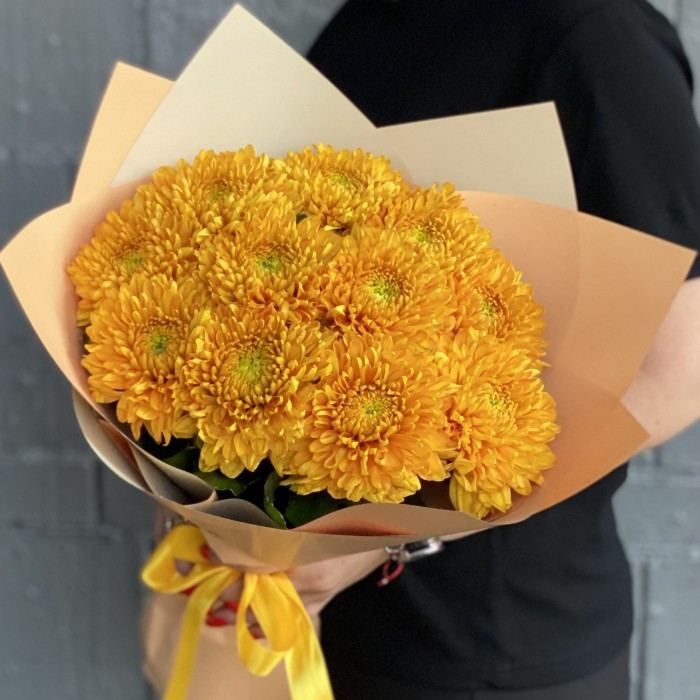 11 оранжевых хризантем