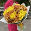 Букет из 15 желтых и оранжевых кустовых хризантем