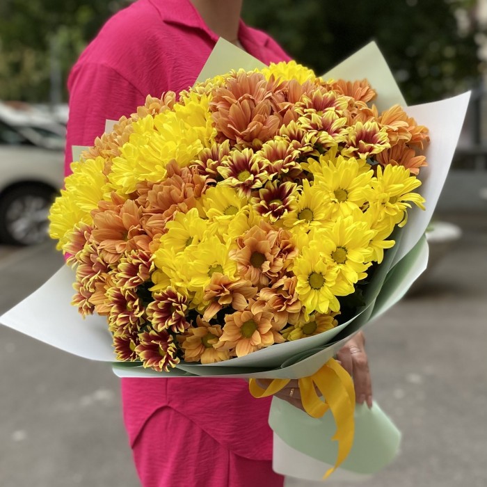Букет из 15 желтых и оранжевых кустовых хризантем
