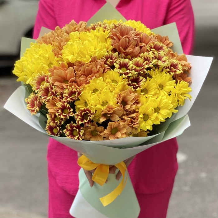 Букет из 15 желтых и оранжевых кустовых хризантем
