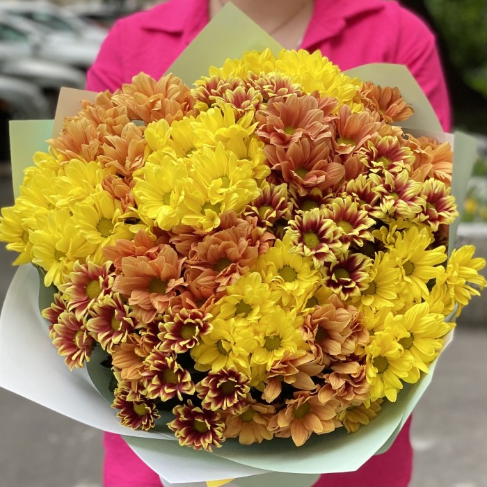 Букет из 15 желтых и оранжевых кустовых хризантем