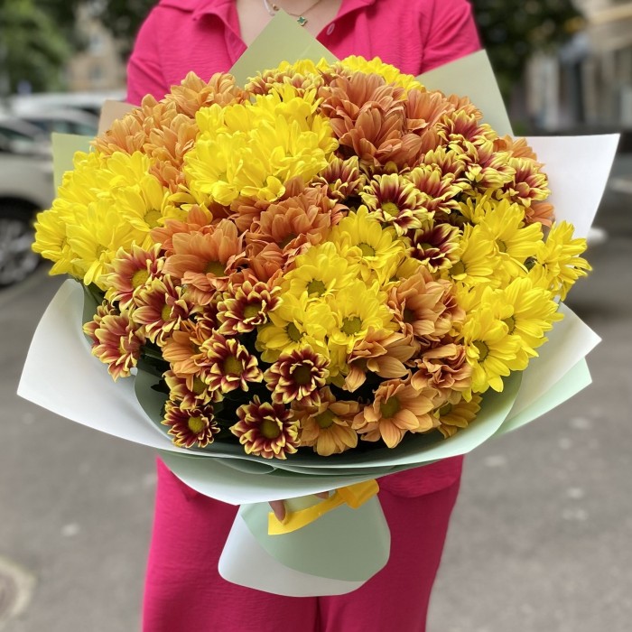 Букет из 15 желтых и оранжевых кустовых хризантем