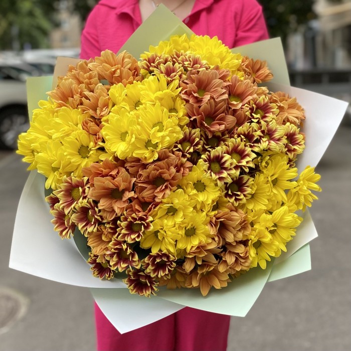Букет из 15 желтых и оранжевых кустовых хризантем
