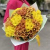 Букет из 15 желтых и оранжевых кустовых хризантем
