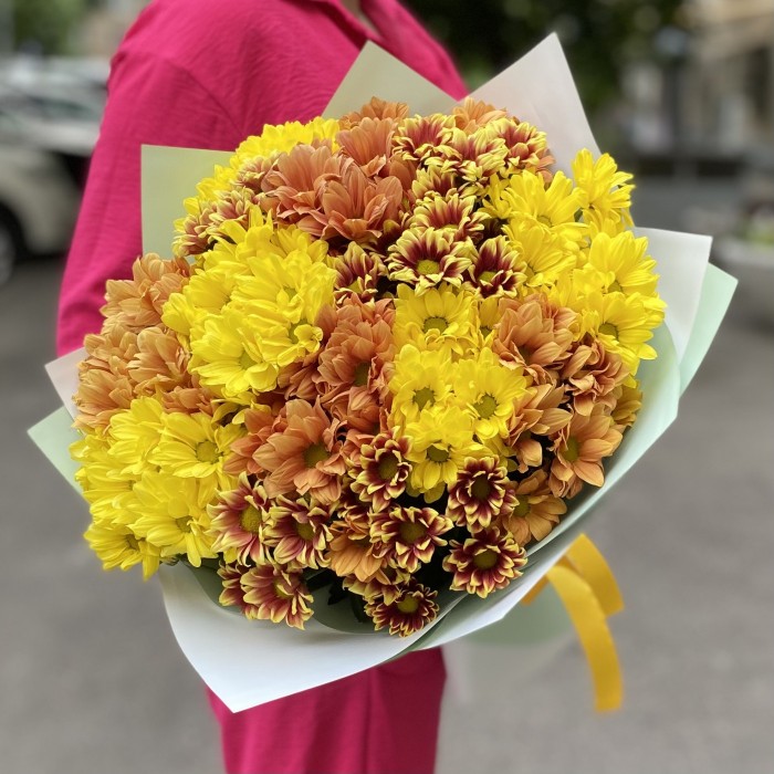 Букет из 15 желтых и оранжевых кустовых хризантем