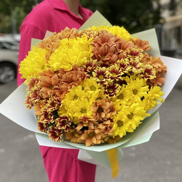 Букет из 15 желтых и оранжевых кустовых хризантем