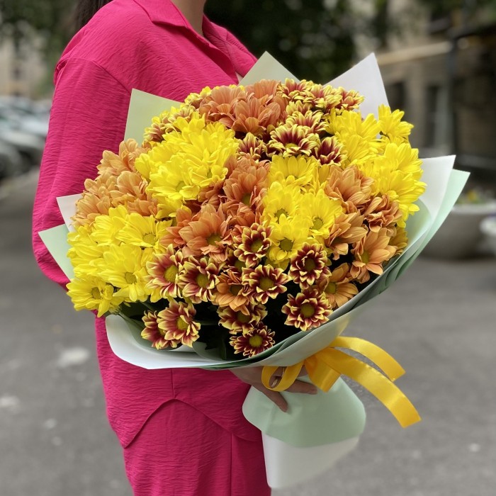 Букет из 15 желтых и оранжевых кустовых хризантем