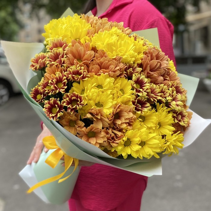 Букет из 15 желтых и оранжевых кустовых хризантем