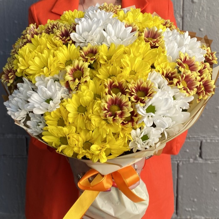Яркий букет из 21 кустовой хризантемы