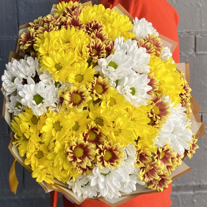 Яркий букет из 21 кустовой хризантемы