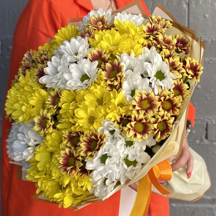 Яркий букет из 21 кустовой хризантемы