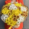 Яркий букет из 21 кустовой хризантемы