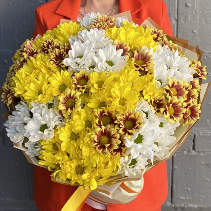 Яркий букет из 21 кустовой хризантемы