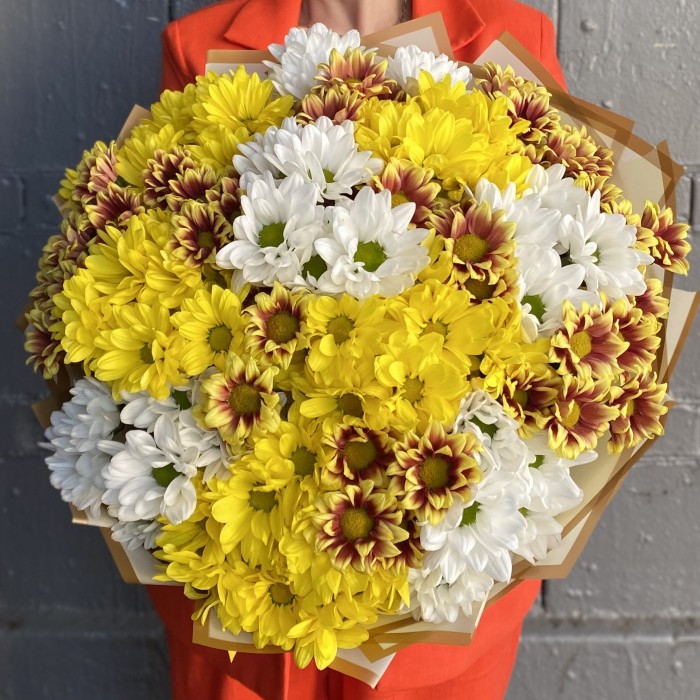 Яркий букет из 21 кустовой хризантемы