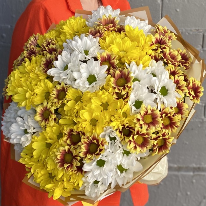 Яркий букет из 21 кустовой хризантемы