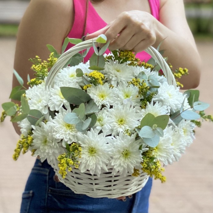 9 белых кустовых хризантем Балтика с солидаго в корзине