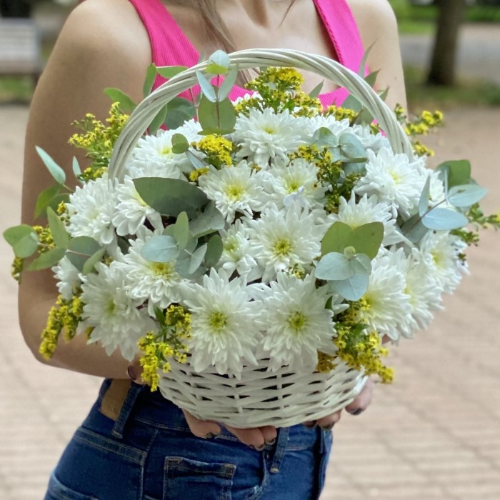 9 белых кустовых хризантем Балтика с солидаго в корзине