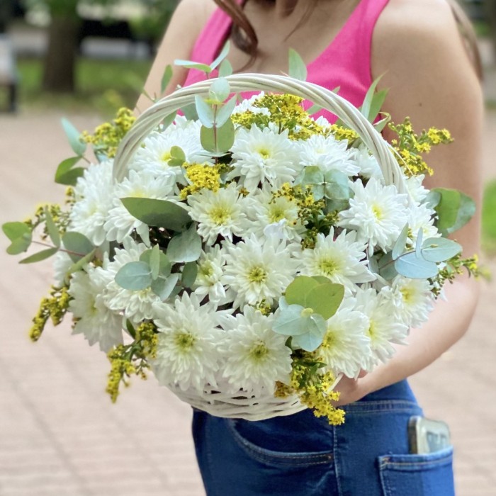 9 белых кустовых хризантем Балтика с солидаго в корзине