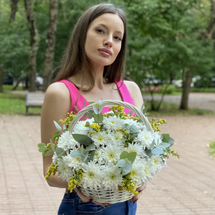 9 белых кустовых хризантем Балтика с солидаго в корзине