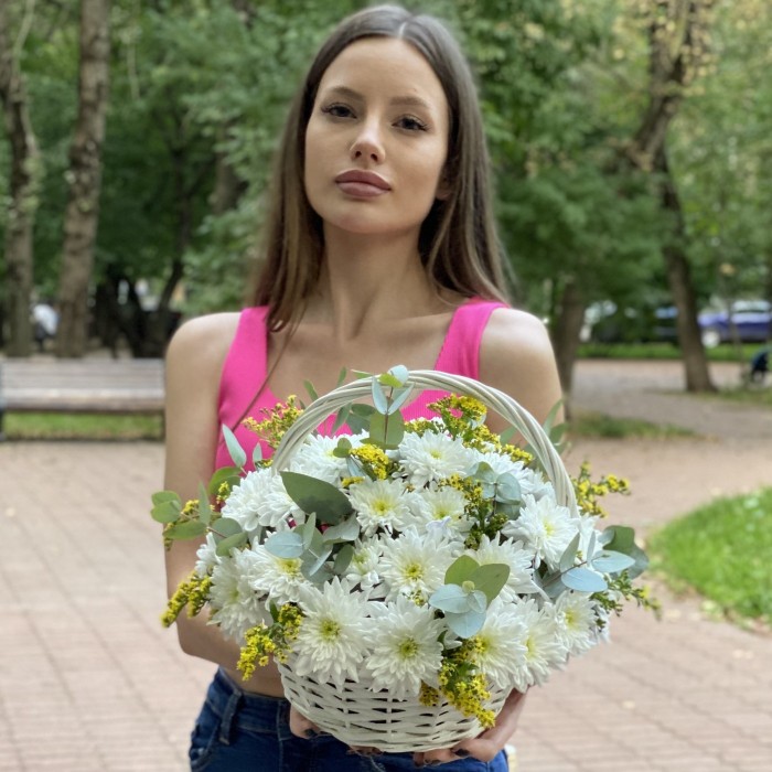 9 белых кустовых хризантем Балтика с солидаго в корзине