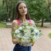 9 белых кустовых хризантем Балтика с солидаго в корзине
