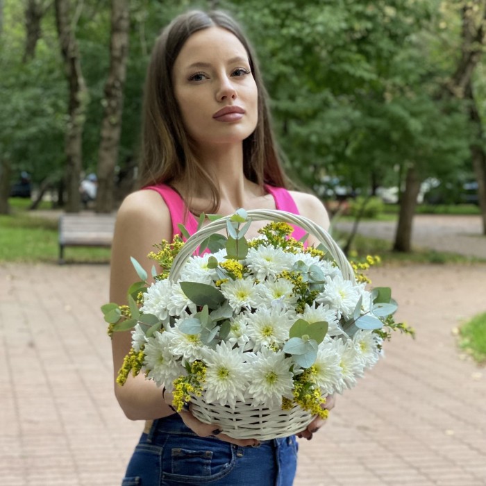 9 белых кустовых хризантем Балтика с солидаго в корзине