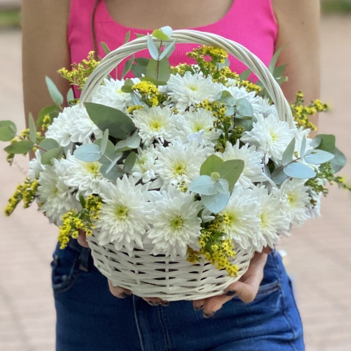 9 белых кустовых хризантем Балтика с солидаго в корзине