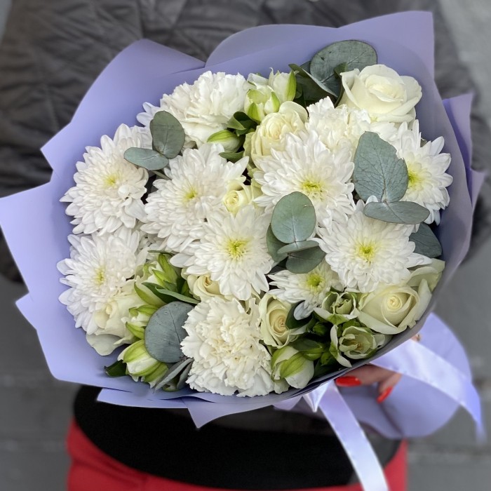 Букет из белых кустовых хризантем и альстромерий