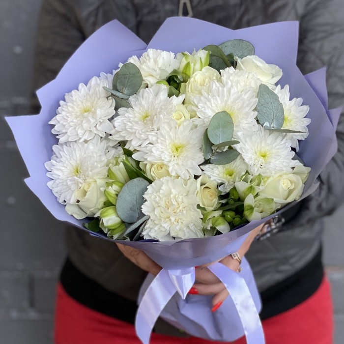 Букет из белых кустовых хризантем и альстромерий