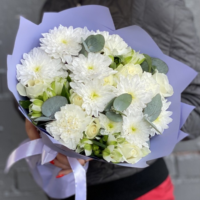 Букет из белых кустовых хризантем и альстромерий