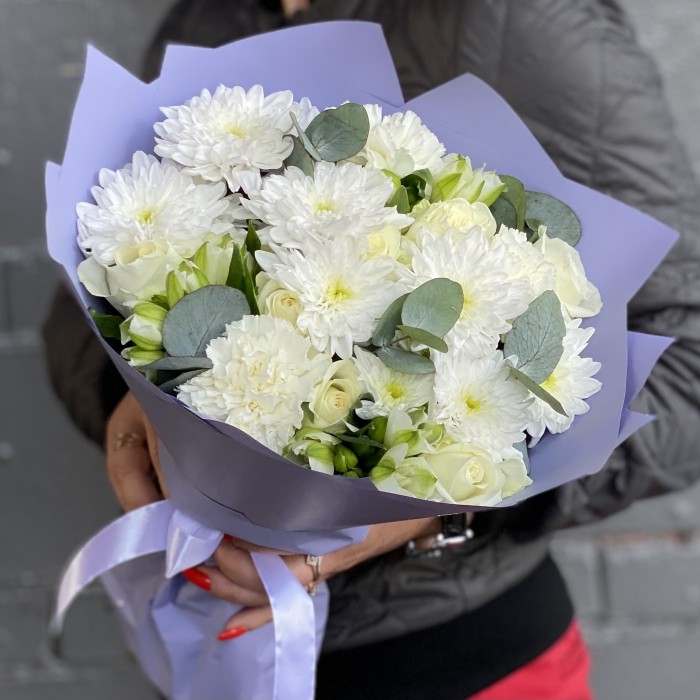 Букет из белых кустовых хризантем и альстромерий