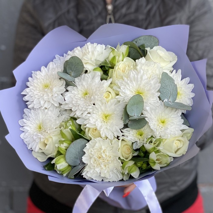 Букет из белых кустовых хризантем и альстромерий
