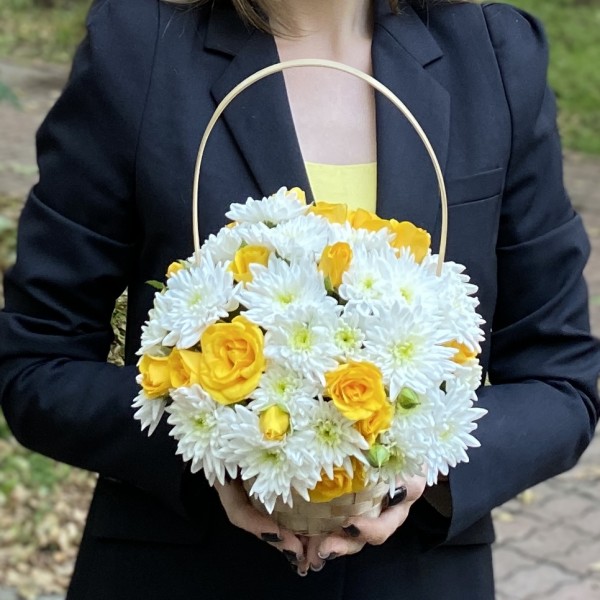 Кустовая белая хризантема Балтика с желтой кустовой розой в корзине