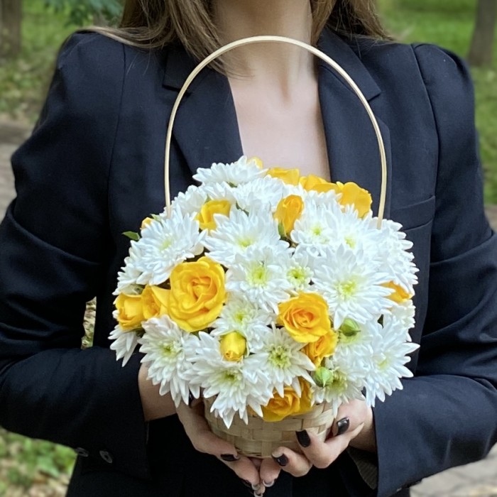 Кустовая белая хризантема Балтика с желтой кустовой розой в корзине