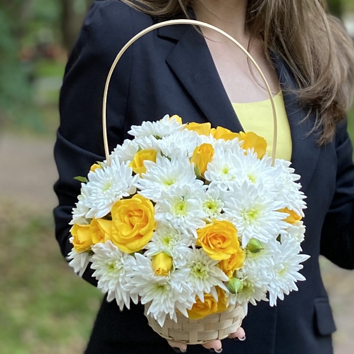 Кустовая белая хризантема Балтика с желтой кустовой розой в корзине