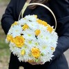 Кустовая белая хризантема Балтика с желтой кустовой розой в корзине